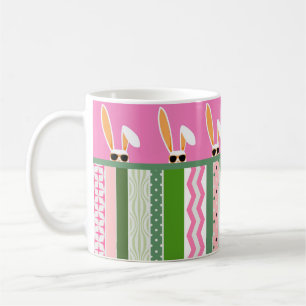 Taza De Café Conejos blancos personalizados de Pascua rosa y ve
