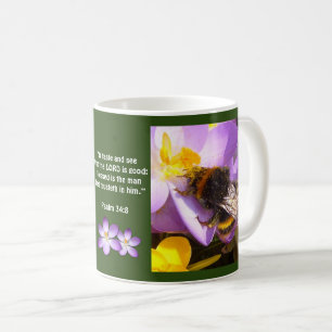 Taza De Café Confía en el Señor, abeja en la flor de Crocus
