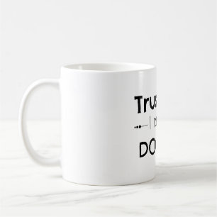 Taza De Café Confía en mí, crié a un médico, café de la mañana