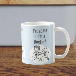 Taza De Café Confía en mí, soy médico. Dibujo animado divertido