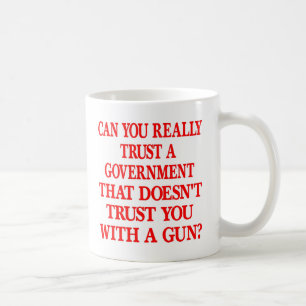 Taza De Café Confianza blanca del gobierno usted con el arma