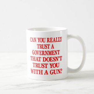Taza De Café Confianza blanca del gobierno usted con el arma