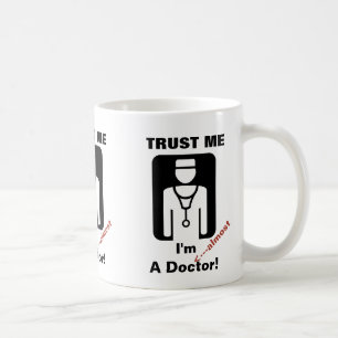 Taza De Café Confíe en que yo casi es médico