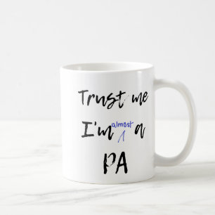Taza De Café Confíe en que yo casi es un PA del futuro de la