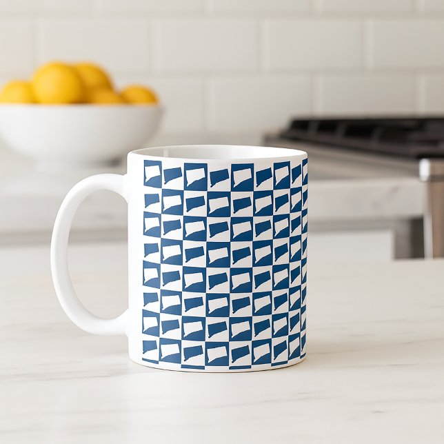 Taza De Café Connecticut State Silhouette Pattern in Blue White (A mug with a blue and white pattern featuring the US state of Connecticut.)