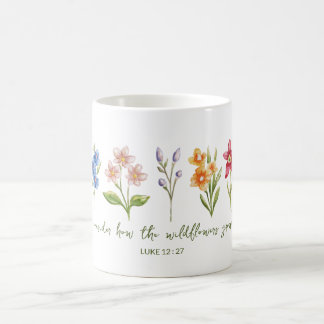 Taza De Café Considera Cómo Crecen Las Flores Silvestres