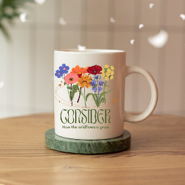 Taza De Café Consideremos cómo las flores silvestres crecen en 