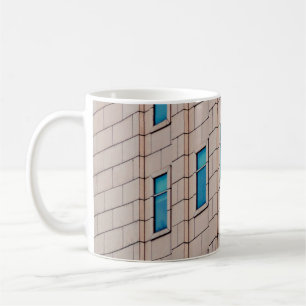 TAZA DE CAFÉ CONSTRUCCIÓN DE CONCRETO MARRÓN DURANTE EL DÍA