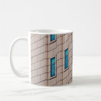 TAZA DE CAFÉ CONSTRUCCIÓN DE CONCRETO MARRÓN DURANTE EL DÍA