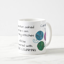 Taza De Café Contando puntos, tejiendo humor, con tu nombre
