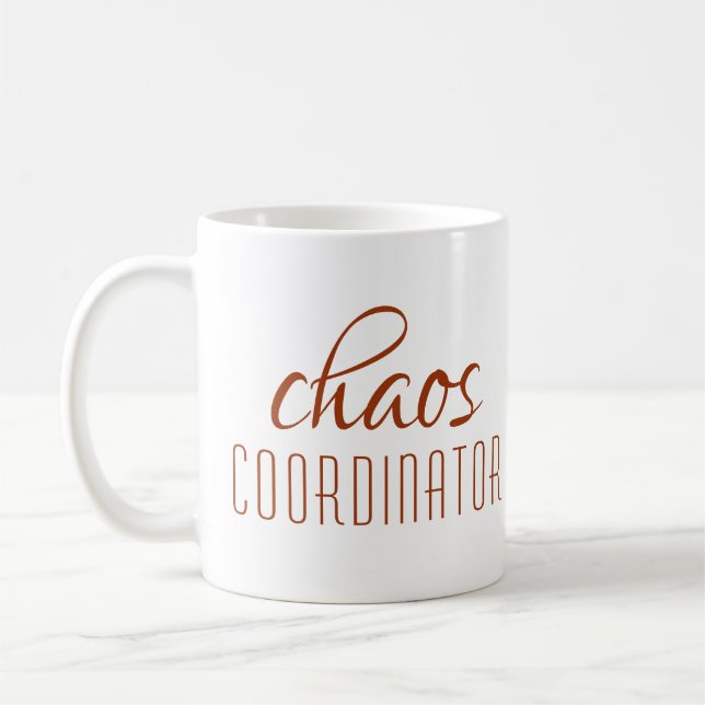 Taza De Café Coordinador de caos guión marrón moderno (Izquierda)