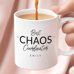 Taza De Café Coordinador de caos personalizado<br><div class="desc">Sip en estilo con el Coordinador del caos ¡Típográfico Coffee Mug! Esta taza moderna y minimalista presenta un divertido diseño de guiones que captura perfectamente el espíritu de los planificadores de eventos y las madres que prosperan en el caos, lo que lo convierte en un regalo ideal para cualquiera que...</div>