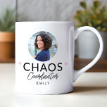 Taza De Café Coordinador de caos personalizado para café modern<br><div class="desc">Sip en estilo con el Coordinador Personalizado del Caos Modern Coffee Mug! Esta taza moderna y minimalista presenta un divertido diseño de guiones que captura perfectamente el espíritu de los planificadores de eventos y de las madres que prosperan en el caos. Es un regalo ideal para cualquiera que haga malabarismos...</div>