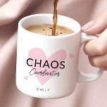Taza De Café Coordinador de caos personalizado para café rosa M<br><div class="desc">Sip en estilo con el Coordinador del Caos Personalizado Café Rosa Mug! Esta taza moderna y minimalista presenta un divertido diseño de guiones que captura perfectamente el espíritu de los planificadores de eventos y de las madres que prosperan en el caos. Es un regalo ideal para cualquiera que haga malabarismos...</div>