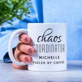Taza De Café Coordinador de caos Tipografía negra personalizada