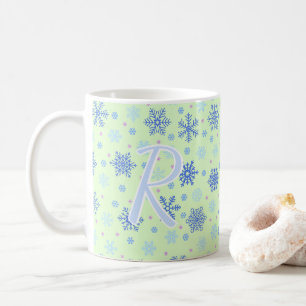 Taza De Café Copos de nieve Pastel Green Elegant Script Monogra