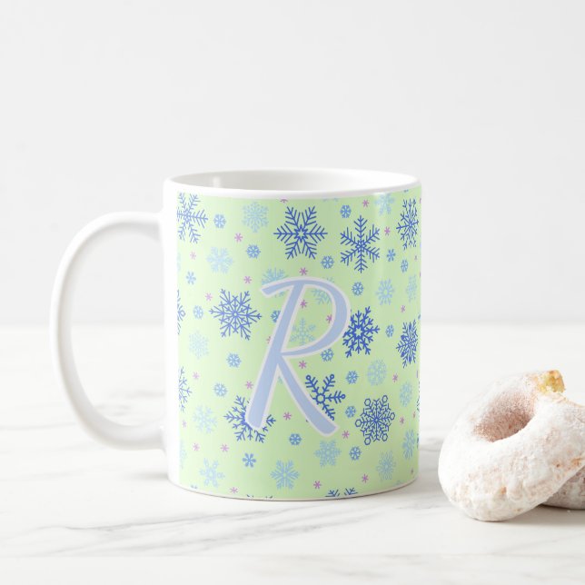 Taza De Café Copos de nieve Pastel Green Elegant Script Monogra (Con donut)