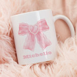 Taza De Café Coquette Pink Bow Girly<br><div class="desc">Un sorbo de estilo: Coquette Pink Bow Girly Bridesmaid Coffee Mug - Por la tribu de novias de espíritu libre llamando a todas las novias #FreeSpirited! ¿Planear un boda que celebra su estilo único? Esta taza no es sólo para el café, aunque es perfecta para una patada matutina en la...</div>