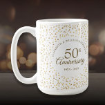 Taza De Café Corazones de oro en el 50 aniversario del Boda<br><div class="desc">Con delicados corazones dorados. Personalice con su especial información de 50 años de oro en letras de oro de moda. Diseñado por Thisisnotme©</div>