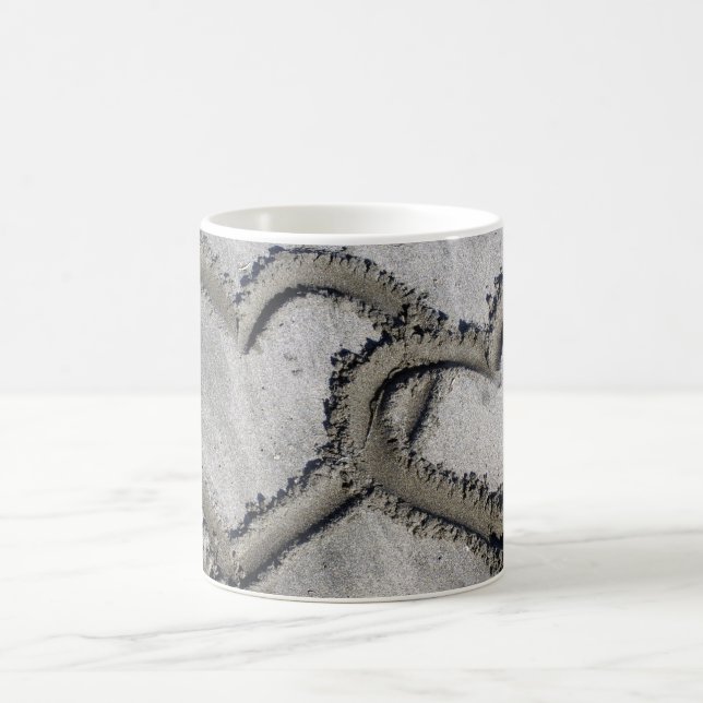 Taza De Café Corazones vinculados en la arena (Centro)