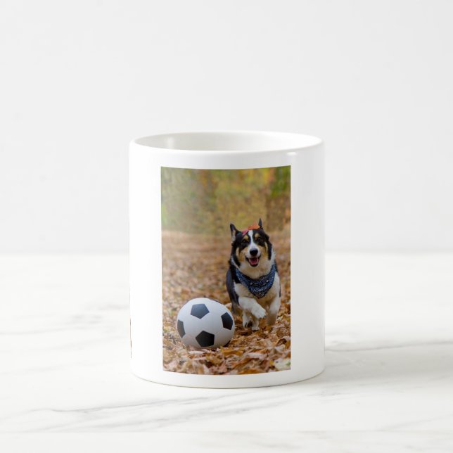Taza De Café Corgi que juega a fútbol (Centro)