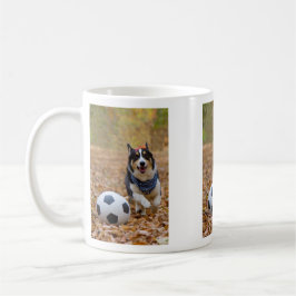 Taza De Café Corgi que juega a fútbol