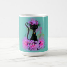 Corona de flores de gato negro sentada en rosas ro