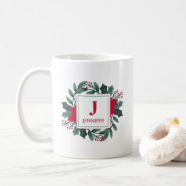 Taza De Café Corona de Navidad de Acebo Rojo Elegante Monograma