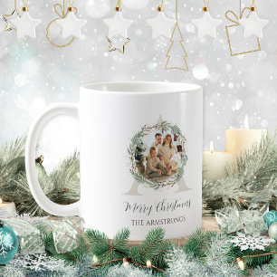 Taza De Café Corona de Navidad Monograma Verde Salvia 2 Fotos