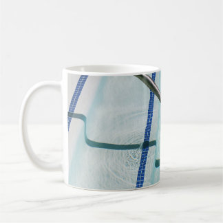 Taza De Café Correa negra en la piscina azul