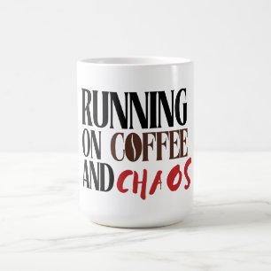 Taza De Café Corriendo con Café y Caos – Clásico Divertido del
