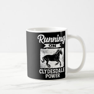 Taza De Café Corriendo Sobre Clydesdale Power Caballo En Caball