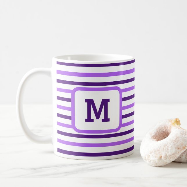 Taza De Café Cortar Rayas Púrpuras Personalizado Blanco Inicial (Con donut)