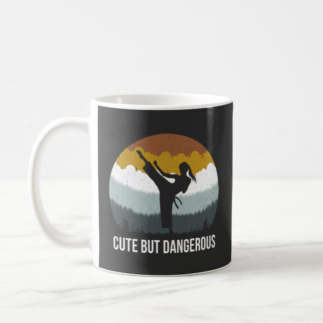 Taza De Café Corto pero peligroso - Chica de Karate Taekwondo K (Izquierda)