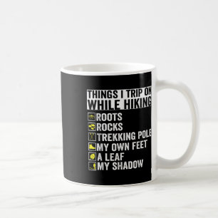 Taza De Café Cosas en las que tropiezo mientras hago senderismo