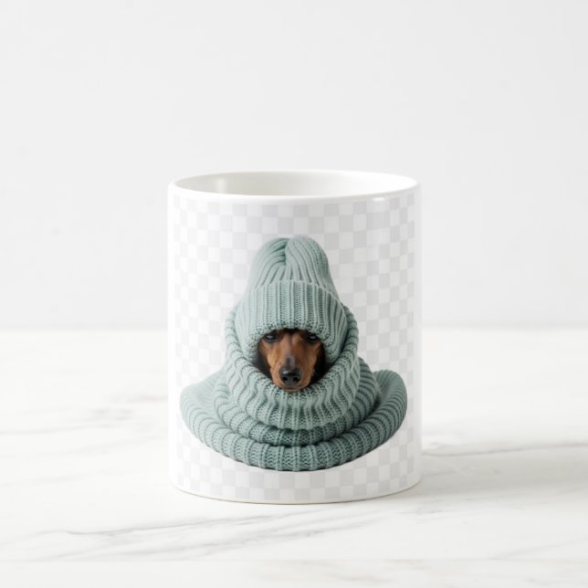 Taza De Café Cozy Dachshund in a Scarf and Beanie (Centro)