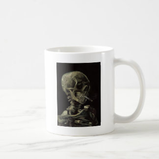 Taza De Café Cráneo de un esqueleto con el cigarrillo ardiente