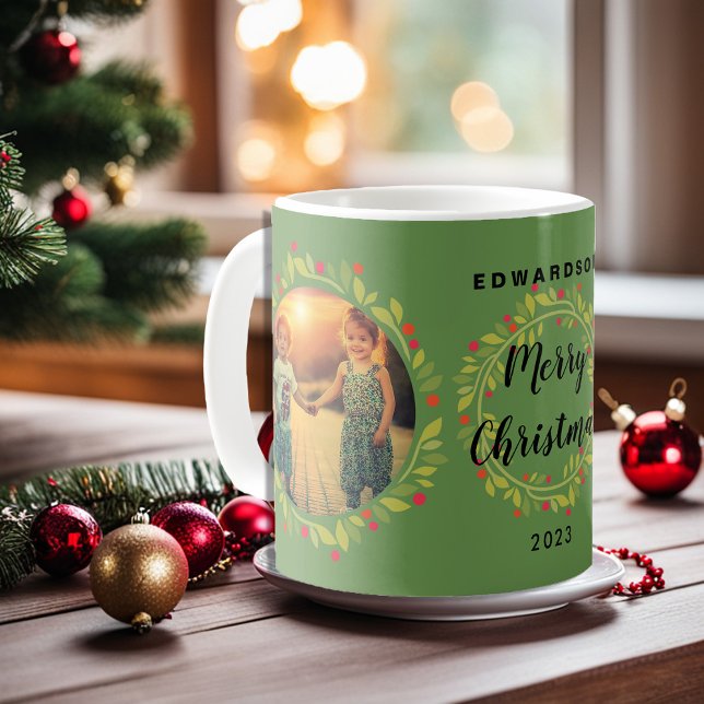 Taza De Café Crea tu propia foto de la familia Feliz Navidad (Merry Christmas photo mug. You can add your own photos, add your name and text to personalize.)
