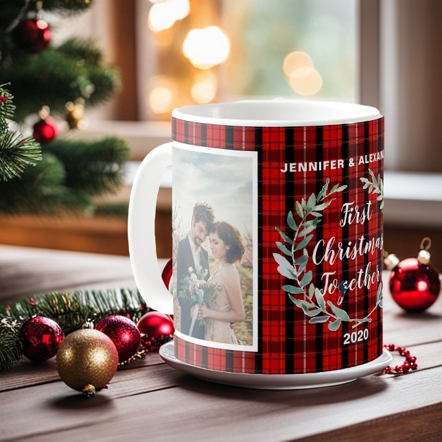 Taza De Café Crea tu propia primera navidad juntos foto (Beautiful rustic buffalo plaid patterned First christmas together photo Coffee Mug.
)