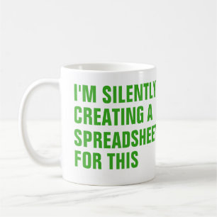 Taza De Café Creando silenciosamente una hoja de cálculo para e