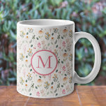 Taza De Café Crear su propio monograma floral personalizado<br><div class="desc">Crea tu propia taza de café personalizado con este patrón de flores de jardín y tu inicial en cualquier color. Se pueden crear tazas de café y té personalizado,  tazas de café con leche,  tazas de expreso,  vasos,  carnes y más. Opciones de color disponibles. Hay diferentes tamaños disponibles.</div>