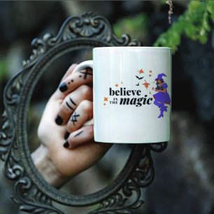 Taza De Café Cree en la Bruja Mágica de Halloween
