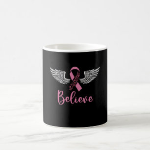 Taza De Café Cree que el cáncer de mama apoya el regalo de cint