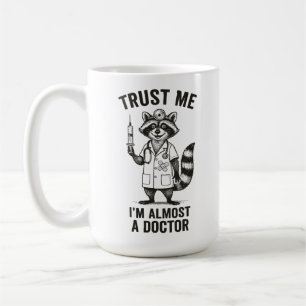 Taza De Café Créeme, soy casi un Médico - Gracioso Raccoon Med
