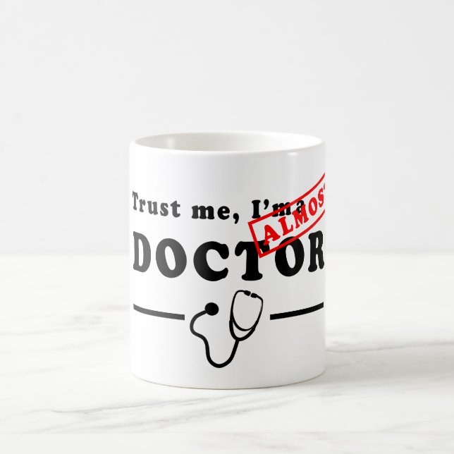 Taza De Café Créeme, soy casi un Médico Mug (Centro)