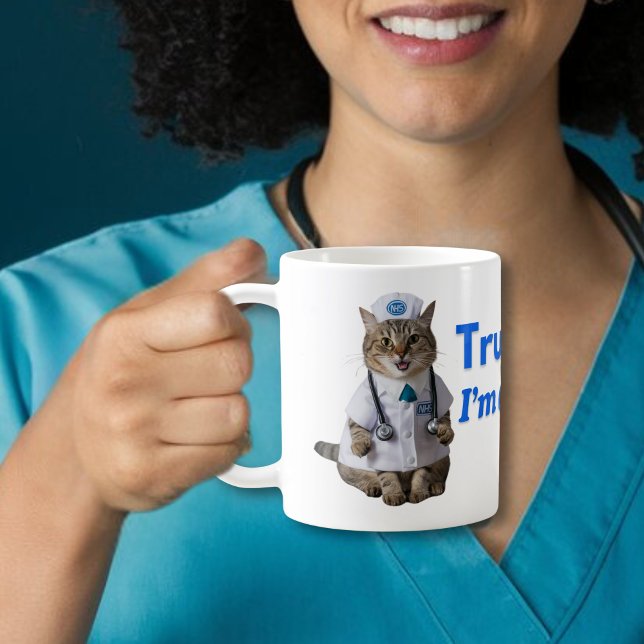 Taza De Café Créeme, soy enfermera del NHS, médico de gatos lin (Subido por el creador)