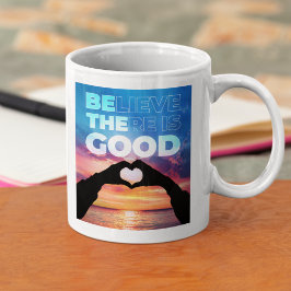Taza De Café Creer Que Hay Un Buen Corazón Gráfico