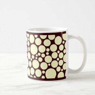 Taza De Café Crema esporádica sobre marrón oscuro