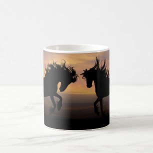 Taza De Café Criando caballos negros al atardecer café