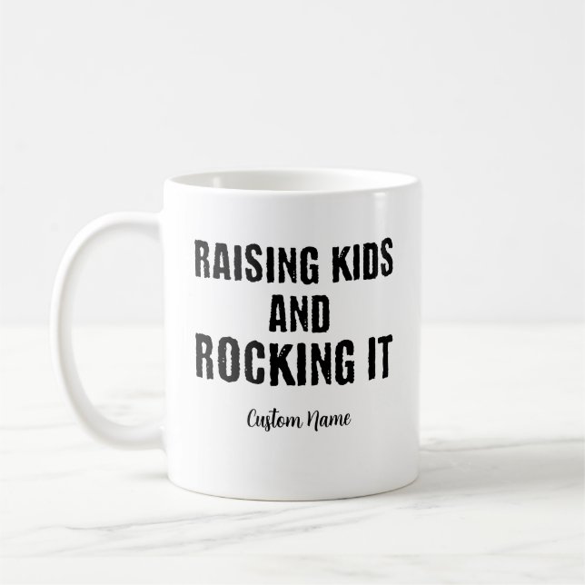 Taza De Café Criar Niños Y Rockear Su Nombre Personalizado (Izquierda)